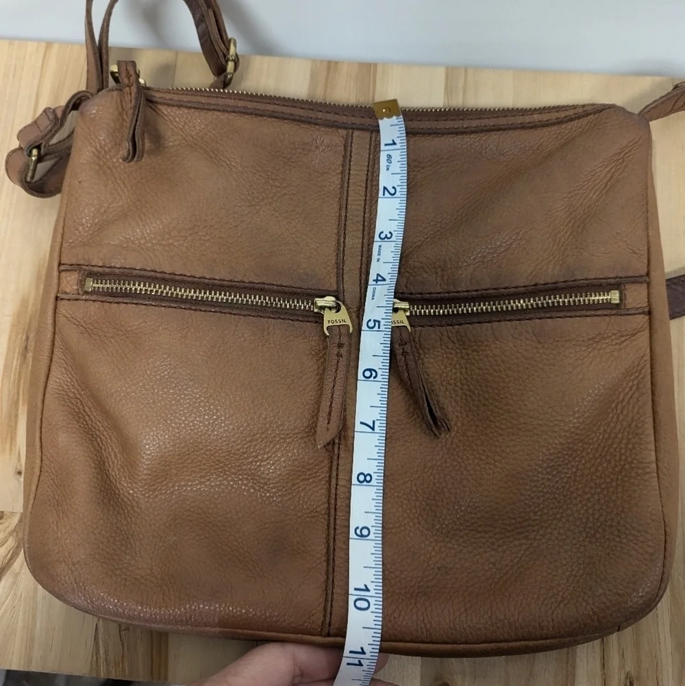 Fossil Brown Leather Crossbody Zipper Close Pockets Adjustable Strap Brass